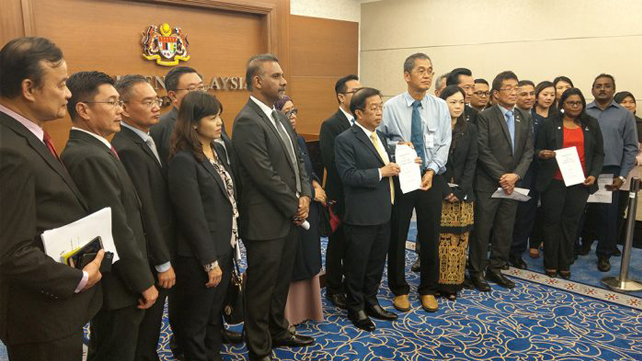 Submission of Memorandum on Justice for Teoh Beng Hock at Parliament 还赵明福公道备忘录